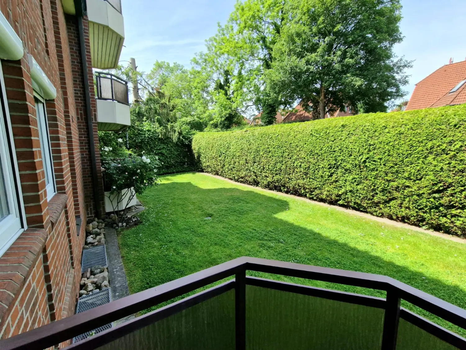 Blick von der Loggia der Ferienwohnung über den Garten
