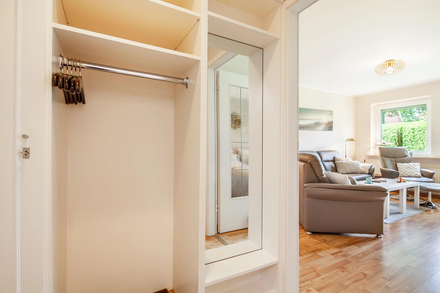 Eingangsdiele mit Garderobe und Spiegel