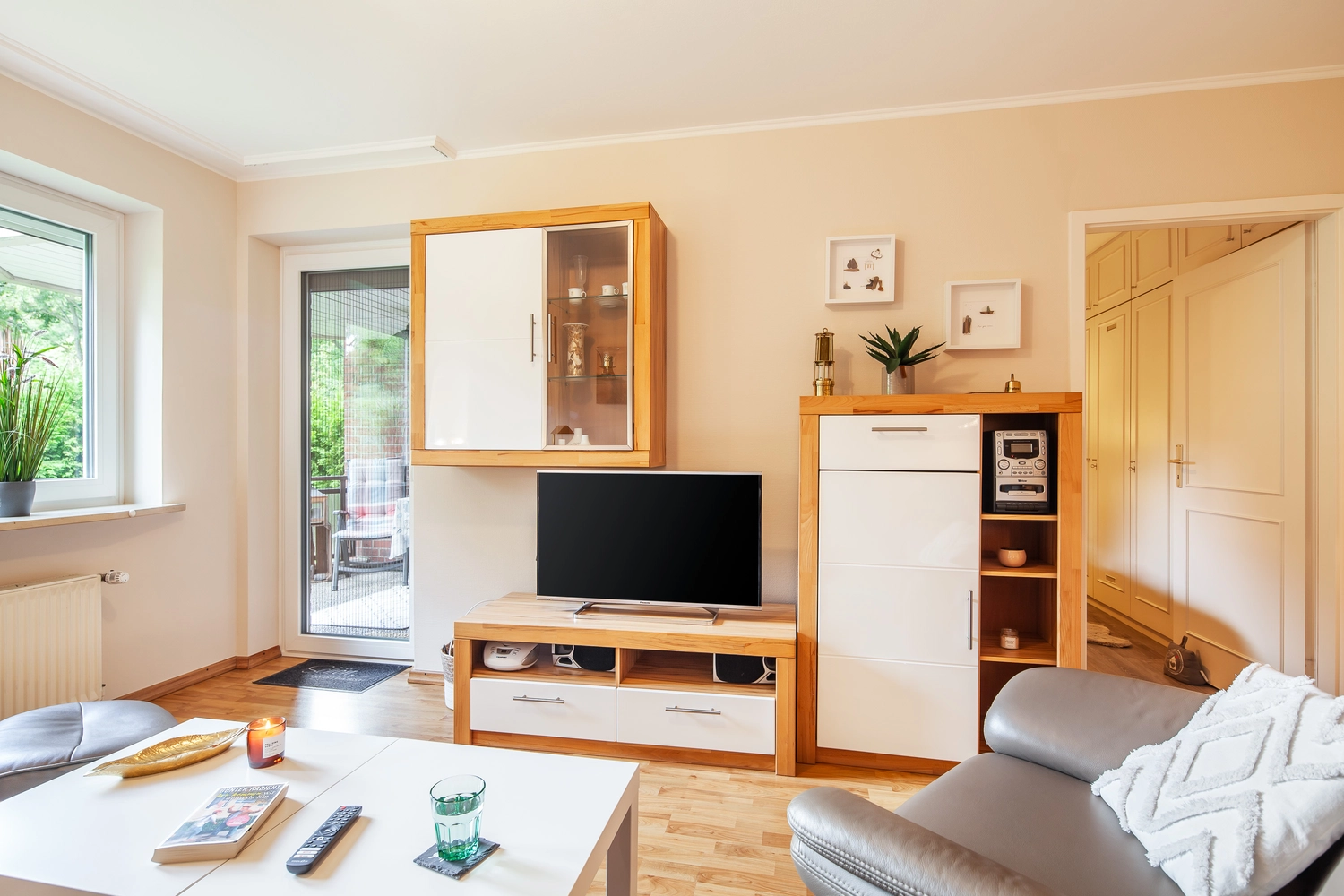 Wohnwand mit Stauraum und TV
