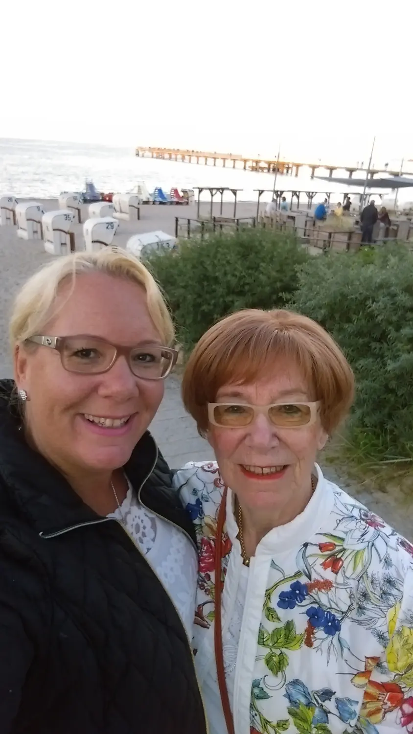 Ingrid und Annegret Bruhns am Timmendorfer Strand